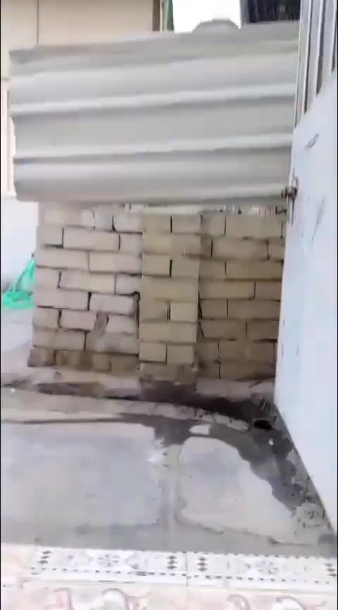 السلام عليكم نصف قطعه للبيع  الموقع بغداد مدينه الصدر قطاع ٦٣ أقرب نقطه مدرسه الثوار السعر ١٢٠ مليون وبي مجال  *********** للاستفسار مراسله واتساب
