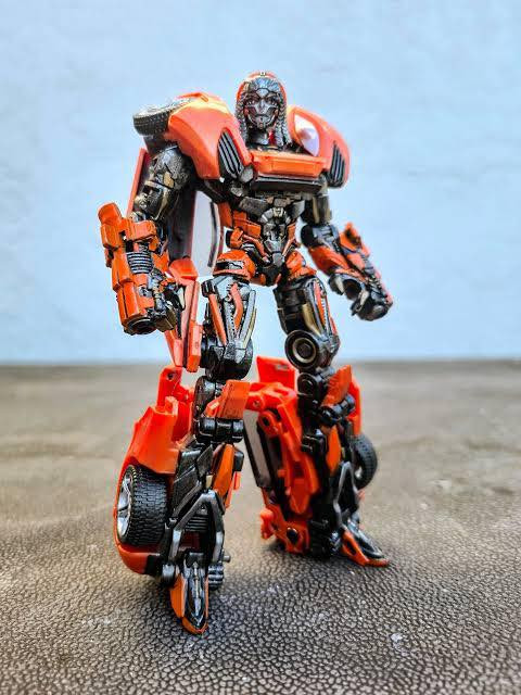 شخصية "KSI Widow" من سلسلة "Transformers Studio Series".
اسم الشخصية: KSI Widow، وهي هذه النسخة بأنها مستوحاة من الرسومات التصميمية (Concept Art) لفيلم Transformers: Age of Extinction، لشخصية لم تظهر في النسخة النهائية من الفيلم. 
التفاصيل: تتحول الشخصية من روبوت إلى سيارة، ويتميز هذا المجسم الملون باللونين البرتقالي والأسود بتفاصيل دقيقة.التغليف: يأتي المجسم في صندوق خاص من شركة Takara Tomy/Hasbro.
الطول: يتراوح طولها من 12 الى 13 سم
المزيد من المعلومات مراسلة الصفحة.
يتوفر خدمة توصيل لجميع محافظات العراق 🚕


**إذا كنت صاحب هذا الإعلان وتريد حذفه لأي سبب، رجاءا أرسل رسالة إلى الدعم الفني**