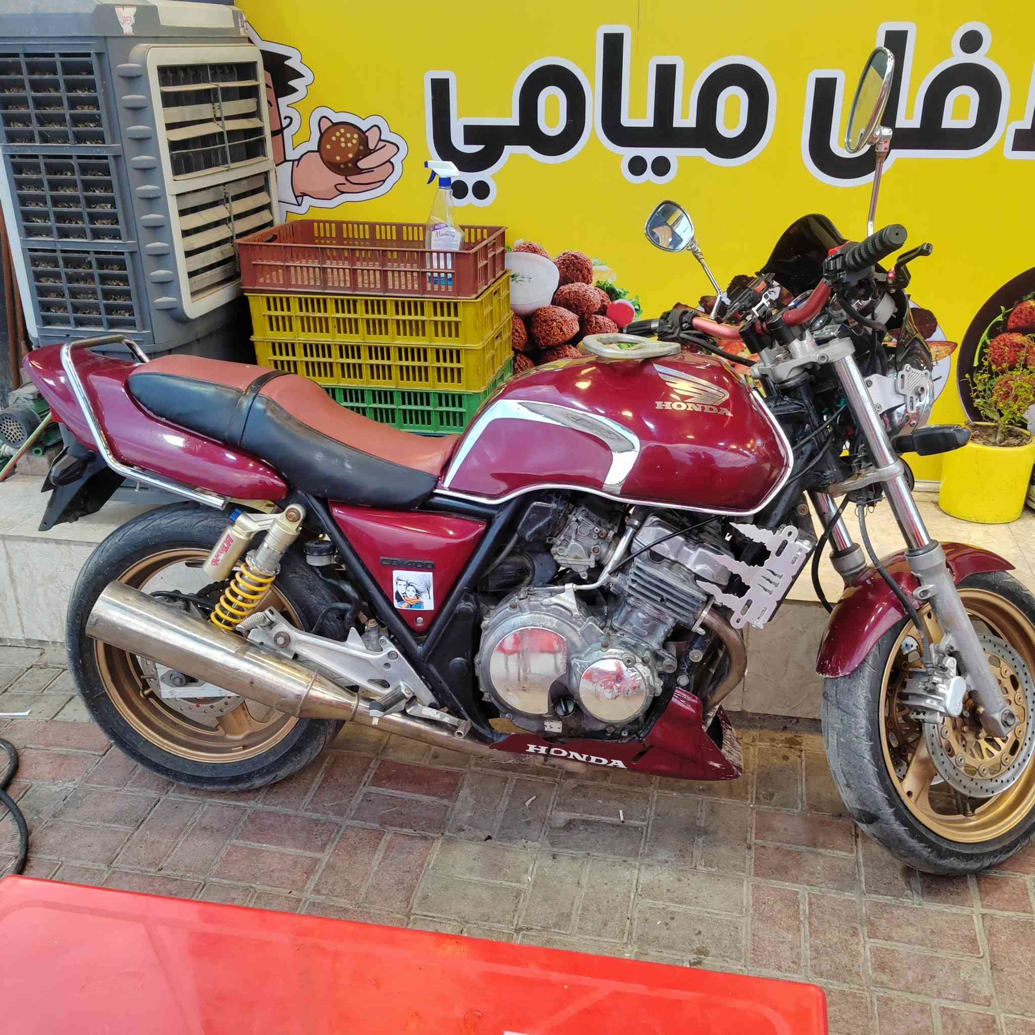 السلام عليكم سيبي 4 جيل اول. 2004 مكينه 400 16 ولف  كامله كهربائيات  نكره صلف ستيرن رياضي.  (منفيس فقط ) كامله مانقصهاا شي. سعرهاا 13 بيهاا مجال.   ***********
