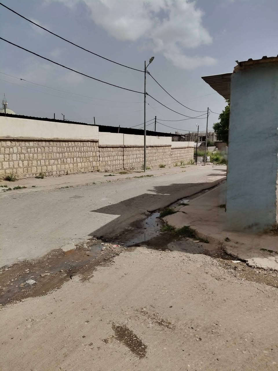 بيت للبيع في حي المنصور المساحه 110 يتكون من 3 غرف نوم وهول وحش جبير على وضعتو القديمه لامكبر ولا مصغر البيت نضيف حيل سعر 100 ملك صرف للتواصل خاص او على رقم ***********
