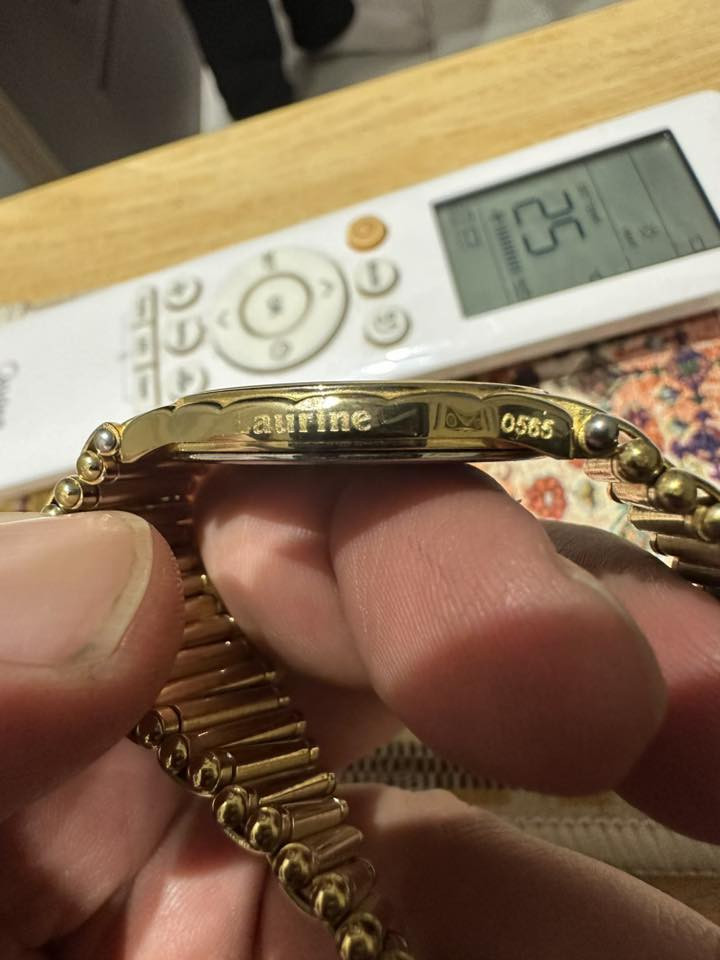 ساعة لاورين اصليه مطليه ذهب الي تفيده خلي يكتب سعر *********** واتساب
