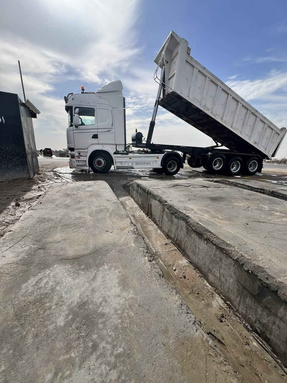 ‏سلام عليكم سكاني 2012 للبيع تخم تاير الراس عربانة السيارة باسمي سنوية جديدة ***********
