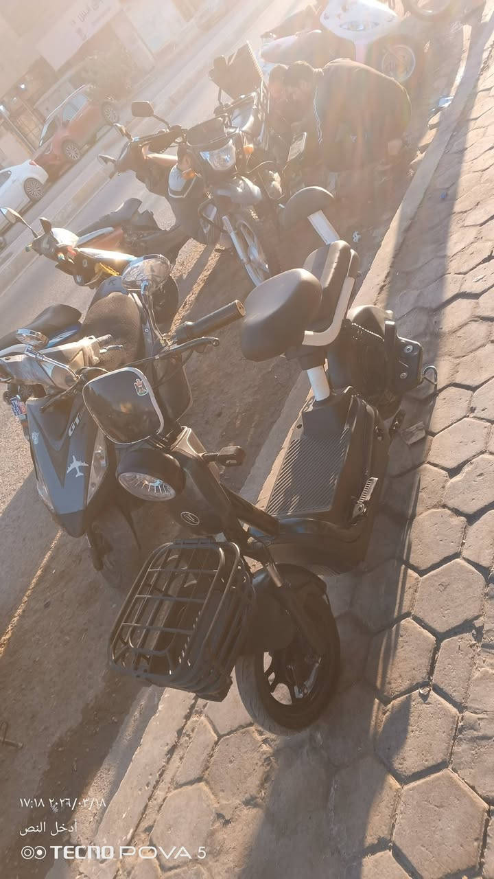 السلام عليكم ورحمه الله وبركاته 
موطور شحن للبيع فقط 
شاشيه ايباد
حساس اشاير  لايت عالي ناصي 
سله شحنه فول والنظافه كدام عينك 
سرعه 60     
السعر 225 وبي مجال بسيط 
3نمر
بطاريات كلهن10 و9 يعني زينات وجدد
4بطاريات
مكانه رمادي شارع عشرين الاتصال 
***********
