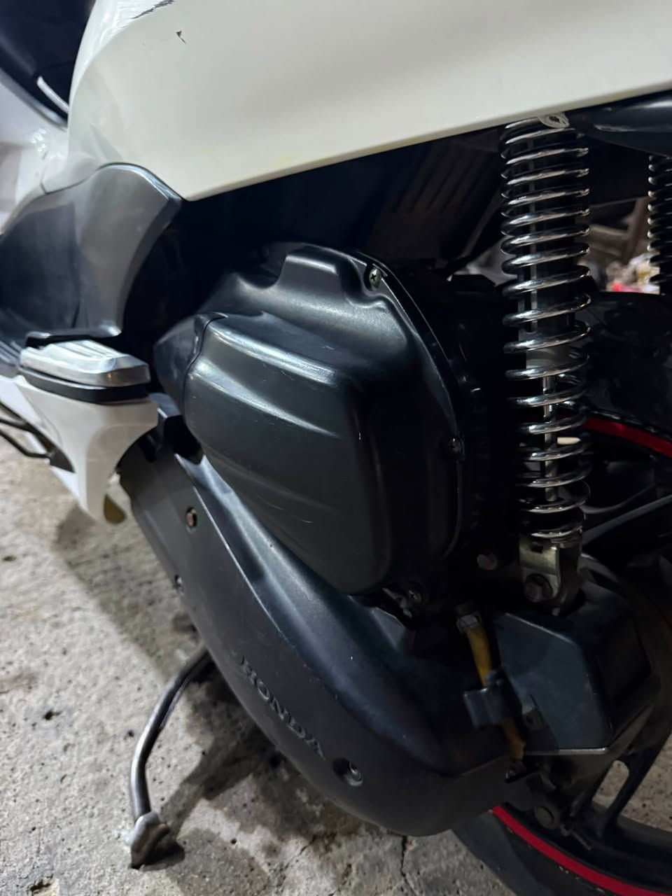 السلام عليكم pcx جيل اول ياباني الدراجه كاملة مكمله مكفوله كفاله  عامه فقط بيها ملاحضات بالكفرات والكفر الامامي هوه ابيض ومغلف ابيض فقط كشن رياضي تجوه رياضيه ادامة اكسل كلجات نوزل فيتبم كلة جديد السعر مليون و250 وبيها مجال بسيط المكان بغداد الحسينية الهاتف *********** متواجد فقط واتساب
