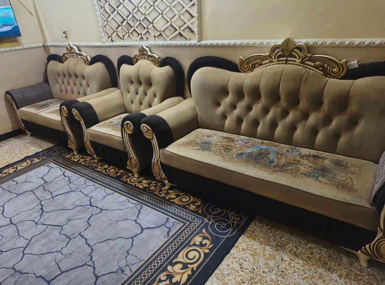 السلام عليكم تخم تاج 10 مقاعد  كامل ونضيف شغل درجة أولى ويا 8 كوشات وتلبيسه مالته 600 وبي مجال بسيط


**إذا كنت صاحب هذا الإعلان وتريد حذفه لأي سبب، رجاءا أرسل رسالة إلى الدعم الفني**