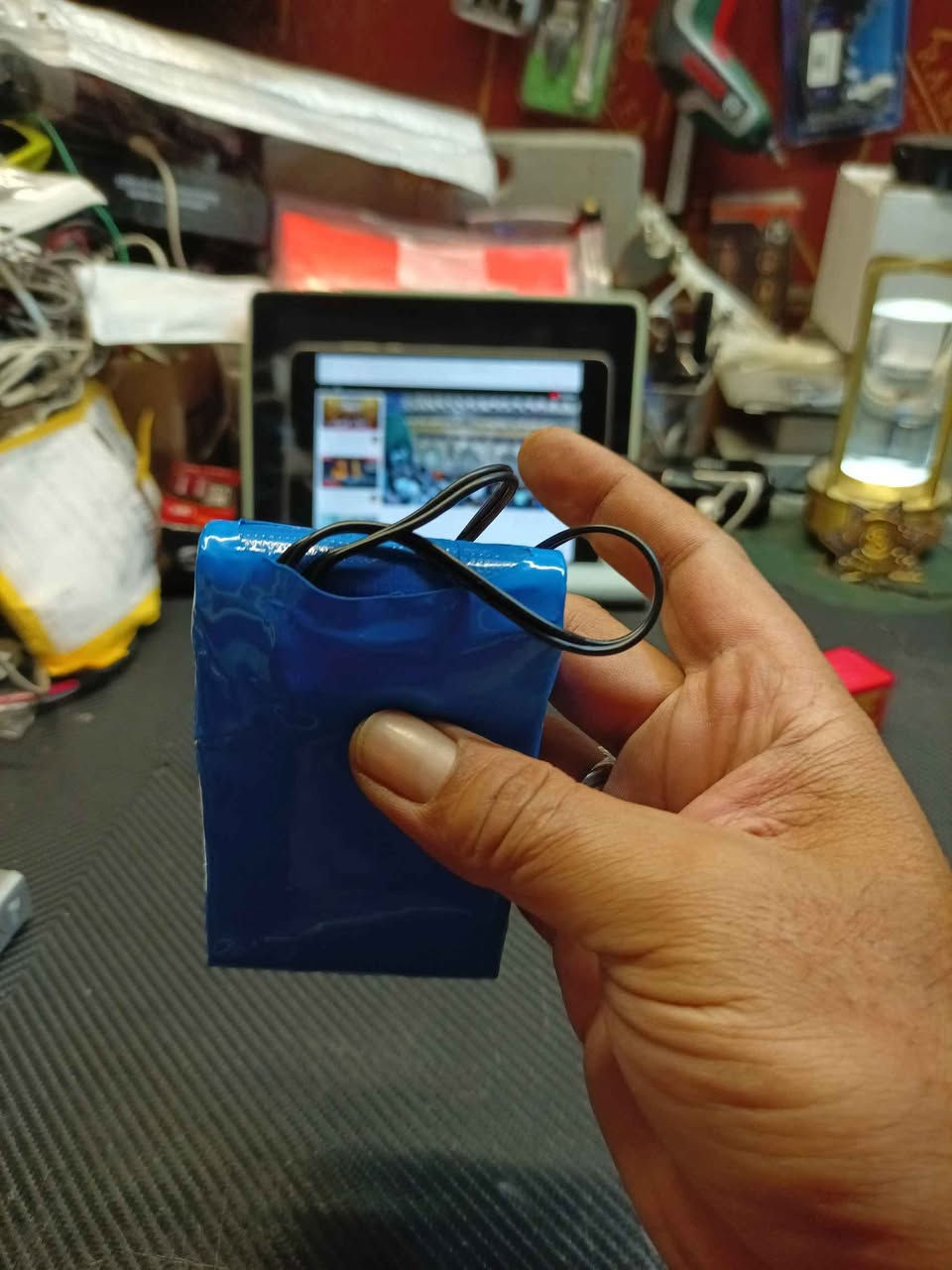 بطارية ليثيوم قابلة لإعادة الشحن من نوع VTET، وتستخدم لتخزين الطاقة للأجهزة الإلكترونية.
النوع: بطارية ليثيوم فائقة (Super Lithium Battery).
الجهد الكهربائي: إدخال 12 فولت DC، وإخراج يتراوح بين 12.6 فولت و 10.8 فولت DC.
السعة: 5000 مللي أمبير في الساعة (5000mAh).
التكوين: 3S2P (مما يعني 3 خلايا على التوالي و 2 على التوازي). بغداد, العراق


**إذا كنت صاحب هذا الإعلان وتريد حذفه لأي سبب، رجاءا أرسل رسالة إلى الدعم الفني**