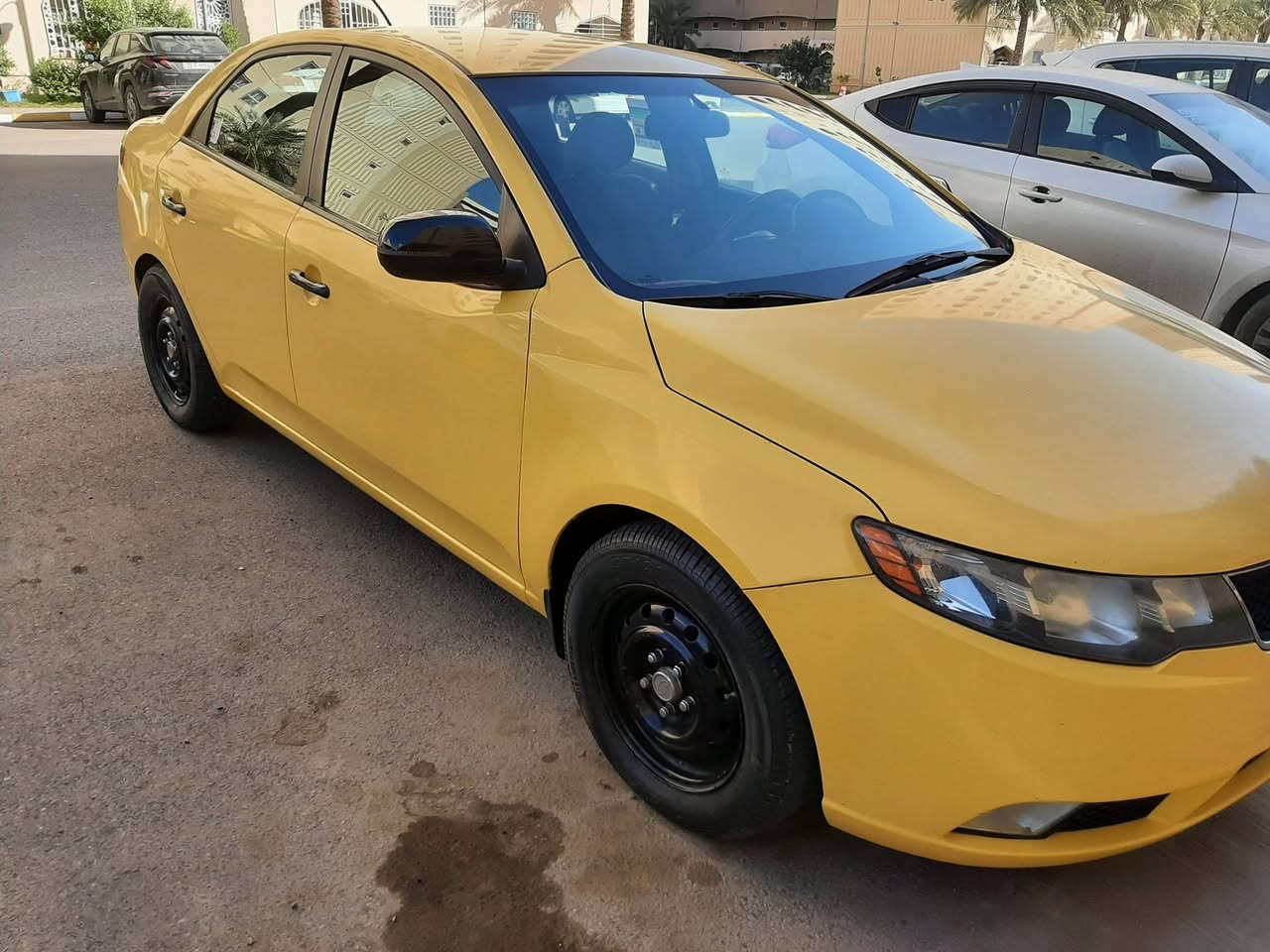 السلام عليكم كيا فورتي موديل 2013بغداد رقم الجديد سنوية 2030 محرك 2000 دوش الكير قبل سنه امبدل مال حاويه  تخم تاير جديد تدفئه تبريد كهربائيات كلهه شغاله حادثه مال امريكا جاملغ امامي الايمن والبنيد واشويه من الغد  وحادثهه مال العراق الجاملغ الخلفي الايمن وشويه من الباب  السعر 92 وبيها مجال مكان السيارة بغداد مجمع بسماية السكني رقم الموبايل ***********
