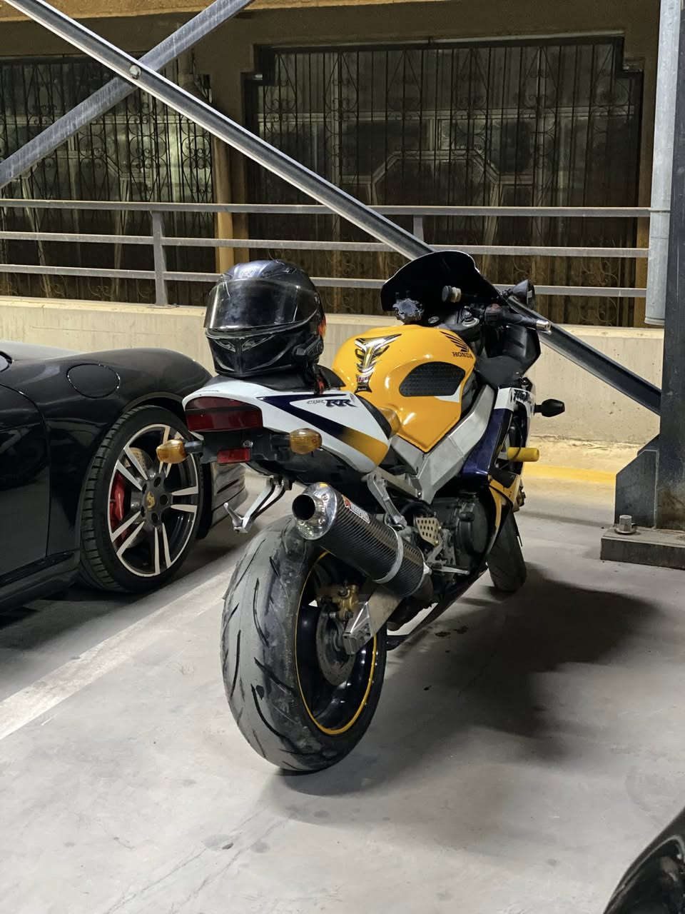 سلام عليكم دراجه بطح هوندا (CBR929RR)
للبيع مكانها بغداد مجمع بوابه العراق
مدفوعه كمرك وبيها وصل قبظ الكمركي يعني ينفتح الترقيم تروح ترقم 
دراجه عليها ادامه كامله يعني تشغل وتطلع متروح تعب نفسك ولا شي 
دهن amsoil
بلكات ngk
مي راديتر زيتي من موتل
ضويه زنون 
تايرات تخم جديد 
كهربائيات كامله مكمله وضفيره وعقل بلاديات 
عليها سستم اكزوز كامل من اكروبفج بواري تيتانيوم وبطيخه ألياف كاربون فايبر سعره ٧٠٠ ألف 
تخم تايرات جدد
انطيك وياها جك مالتها اني ماخذه وحده ب50 
و بدله سيفتي لون سوده
وخوذه وياها 

الدراجه محركها مال رنبه صار من مشدود بيها 16 يوم 
كشرها بي بس فطر بسيط بل بجم والاربي شغال بس لازم تربط البارد مالته 
سبب بيع سفر دراجه ما تنعاب وقويه ومصروف عليها هواي والف عافيه على الي يأخذها 
والي يجي ما ارجعه فارغ لأن متوازي على بيعتها 
سعرها 3.500.000 وبيها مجال علما أن كمرك اني دافعه بيدي (1.378.000) 
للاستفسار خاص رقم مفتوح 
***********
