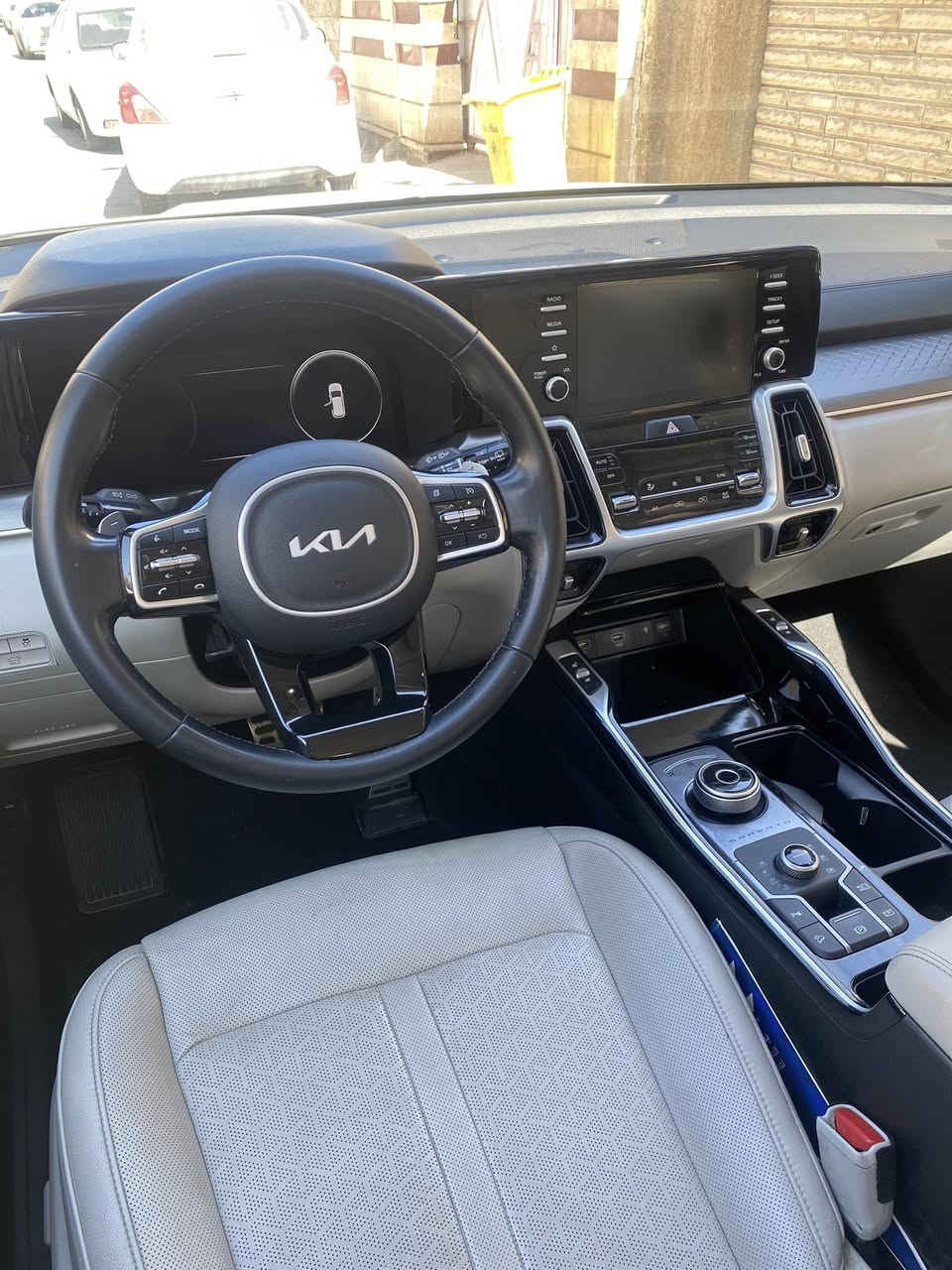 سورنتو 2022 خليجي 4X
ماشية 45 الف كيلو

بنورامااا 
4 كامرات محيطية
مقاعد جلد تدفئة وتبريد 
فور ويل 
بصمة وتشغيل عن بعد
اوتو هولد 
درايف مود (سبع انظمة قيادة)
مساعد انحدار
مانع انزلاق
3 قطع تبريد
مقاعد كهرباء
مري طي كهرباء
بردات ابواب خلفية
وباقي المواصفات معروفة
السيارة بلادية مكفولة كفالة عامة 
السيارة كل صيانتها وتبديل الدهن بشركة
وجاهزة بتخم تايرات جدد وبطارية جديده
السعر 31 الف $ يعني 310 ورقة
مكانها السيدية
***********
