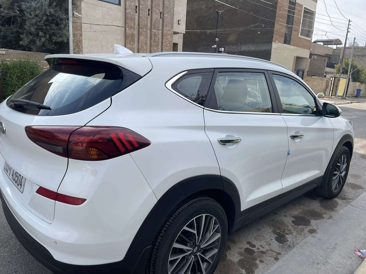 توسان خليجي موديل 2021 رقم بغداد باسمي سنويه ورقم هزه جديد ماشيه 54 مكفوله من الضربه والصبغ عدا بارد شبر  سياره جديده مواصفاته جنطه كهرباء 5 عدسان حساس امامي خلفي كشنات جلد كشنين كهرباء سايد بريك برجل مري شفط تبريد خلفي. تخم تاير سبير منازل بصمات عدد 2 مكاني بغداد الاطباء. السعر 217 

***********
