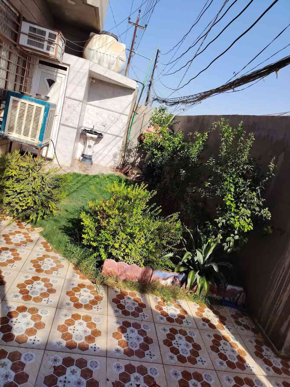 سلام عليكم؛ دار للبيع قاط واحد مساحة ١٥٠ بناء حديث كامل مثل مموضح بل فيديو ولصور  قاط واحد ركن على شارع ٦٠ سايدين كامل مجاري باقي فقط تبليط البيت مسحوب علية سكان ٤٠ مسدد ١٠ باقي ٣٠ تاخذ كامل تحويل 
وليحب يكطعهن من سعرة وهوة يسدد القصط. الشهري بطيط ١٨٠ كل شهر  شلون ميريد الشراي اني حاضر
مكان الدار كاطون الرحمة قرب مدرست الثقفي  رقم الدار ٦٦٠٣(السعر  110 قفل التصال ***********
