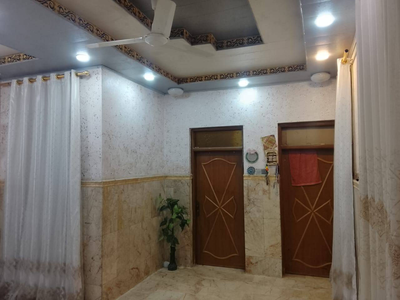السلام عليكم بيت للبيع طابو صرف 150م طابقين 
حي ميسان قطاع 85 شارع 12 ثالث بيت عن الشارع التجاري 
طابق الاول يحتوئ عل  استقبال وصاله ومطبخ  و3غرف نوم صحيات خارجيه و داخليه طابق ثاني يحتوئ 2غرف نوم +صاله +صحيات  للتواصل اكثر على الرقم ‏‪***********‬‏
