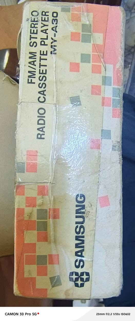 اصلي اصلي سامسونك السعر ٥٠ الف فقط
لمشغل كاسيت وراديو ستيريو محمول من إنتاج شركة سامسونج (Samsung)، يحمل رقم الطراز MY-A30..
هذا الجهاز هو أحد منتجات سامسونج الكلاسيكية (Vintage) التي كانت شائعة في أواخر الثمانينيات والتسعينيات، ويتميز بالمواصفات التالية بناءً على البيانات الظاهرة على الصندوق:
نوع الجهاز: مشغل كاسيت وراديو ستيريو محمول (FM/AM Stereo Radio Cassette Player).
نطاقات الراديو: يدعم موجات FM و AM.
الصوت: يدعم تشغيل الصوت بنظام الستيريو (Stereo Sound) لتقديم تجربة استماع غنية.


**إذا كنت صاحب هذا الإعلان وتريد حذفه لأي سبب، رجاءا أرسل رسالة إلى الدعم الفني**