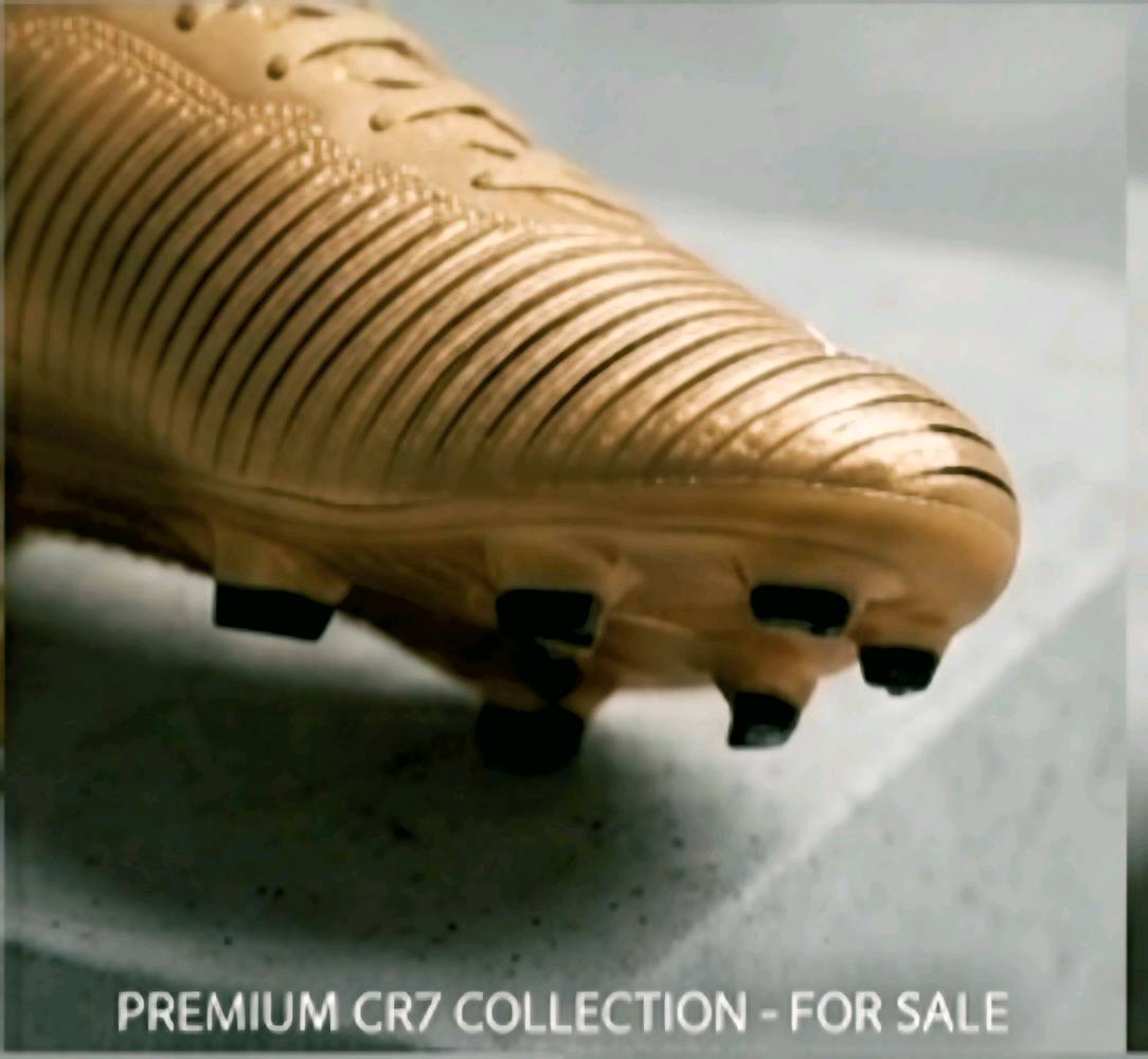 حذاء كرة قدم Premium CR7 Collection (للبيع)
​حذاء رياضي احترافي بتصميم عصري وأنيق باللون الذهبي المميز، مستوحى من سلسلة الدون رونالدو.
​المواصفات الأساسية:
​النوع: حذاء كرة قدم (بوت) برقبة عالية (جورب مدمج) لثبات وتوازن أفضل.
​اللون: ذهبي بالكامل مع شعار مميز على المقدمة.
​الحالة: جديد / بحالة ممتازة (حسب حالة حذائك الفصيلية).
​المميزات: خفيف الوزن، مرن،