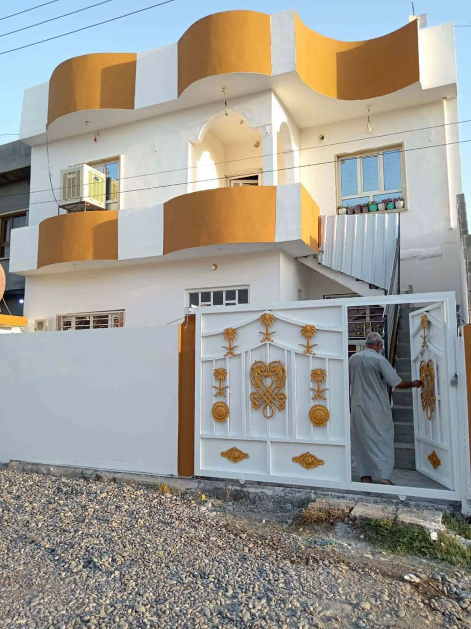 🏡 للبيع – بيت سند رسمي سكني

📍 الموقع: حي الزراعي – الشرقاط، قرب مخازن التربية

🔹 المساحة: 200 متر مربع
🔹 الواجهة: 10 متر
🔹 العمق: 20 متر
🔹 بناء حديث وجاهز للسكن
البيت طابقين الطابق الثاني معزول عن الأرضي تكدر تأجره خوش عرض 

✅ جميع الخدمات متوفرة وواصلة بالكامل:

* ماء
* كهرباء

💰 السعر: 130 مليون دينار عراقي
📌 يوجد مجال للتفاوض

📞 للاستفسار والمعاينة:
0772 219 9067
