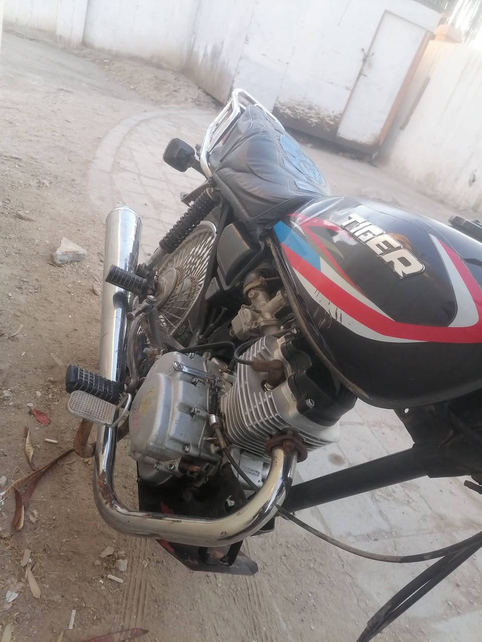 دراجة للبيع مديل 19 اوراق اصولي
الدراجة مكفوله وخير من مكينه فووول بيه بس صالنصه طاكه من المنضم الباقي كله مكفول سعرها 450 وبيه مجال حك الجيه  
مكاني بابل الهاشمية
***********
ملاحضة الدراجه نظيفه بس هاي الصوره اخذتهن بعد مامطرت عليهن
