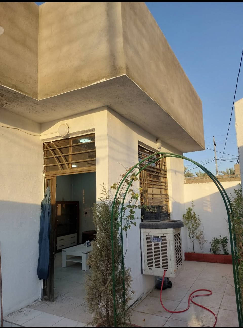 بيت مساحة 100 مربع 10×10 منطقه الحر الرشديه 
سعر 48
 طابو زراعي 25 صرف اقرار محكمة  يباع مع بعض الاثاث او مبادلة مع سياره عاليه 
التفاصيل: 
بلوك عتبه  درجه اولى 
والارضيه كرانيت
المكان 
الرشديه يبعد عن الامام الحر كيلوين
وعن الامامين ع 7 كيلو
خدمات كامله  كلشي متوفر

 بناء حديث سنه ونص
غرفه وصاله ومطبخ واستقبال وطارمه وصحيات 
وترك خلف البيت

والبيت فارغ غير مسكون
وقرار محكمه تتكاتب وي ابو الاقرار نفسه هو هم محامي ابو الاقرار مراوس بسياره عادي 
 للعلم البيت راح يطوب بالعقار
***********
