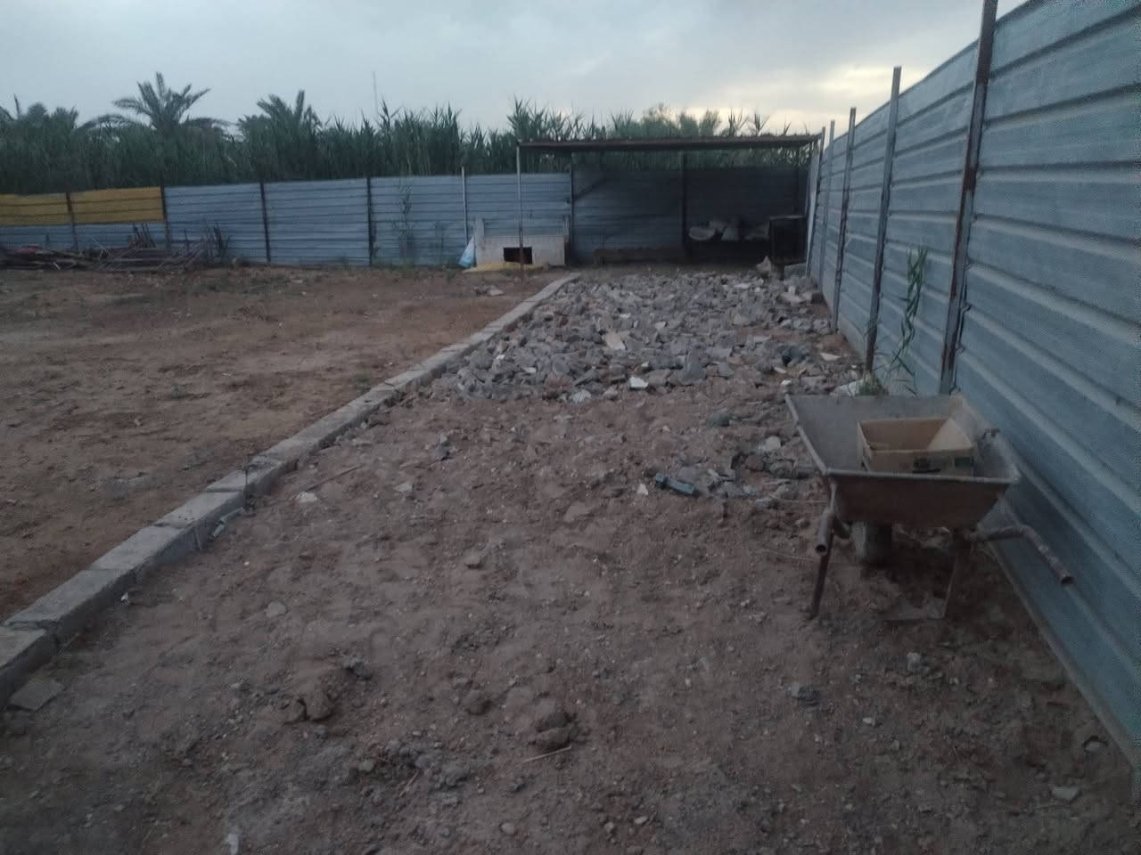 السلام عليكم قطعه ٤٠٠ متر ابيع 200متر منها
عنوان القطعه وره مطعم الواحه القديم نزلت التصنيع تبعد عن شارع العام 300متر السعر 20 الراغب بشراء يتصل ع رقم
***********
