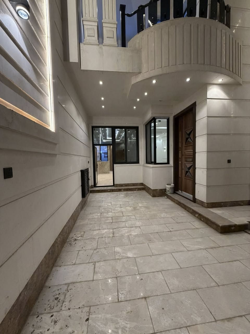 دار للبيع في زيونة _ محلة 710
🔹-المساحه ____ 200
🔹-الواجهه  ____ 6.66
🔹النزال ____30م 
🔹سنة البناء __2025
🔹الارضيات ____ مرمر تركي 
🔹الواجهه  ------ مرمر 
🔹السقوف ____ جبسم بورد 
🔹حمامات غربي 
🔹الغرف سويتات 
🔹كراج يتسع لسياره 
▪️حديقة صغيره
▪️صاله كبيره 
▪️هول واسع مفتوح
▪️صحيات 
▪️مطبخ حار وبارد 
   المجموع 4 غرف نوم  سوية
________________________.  للاستفسار 
 الاتصال ***********  وتساب او اتصال
