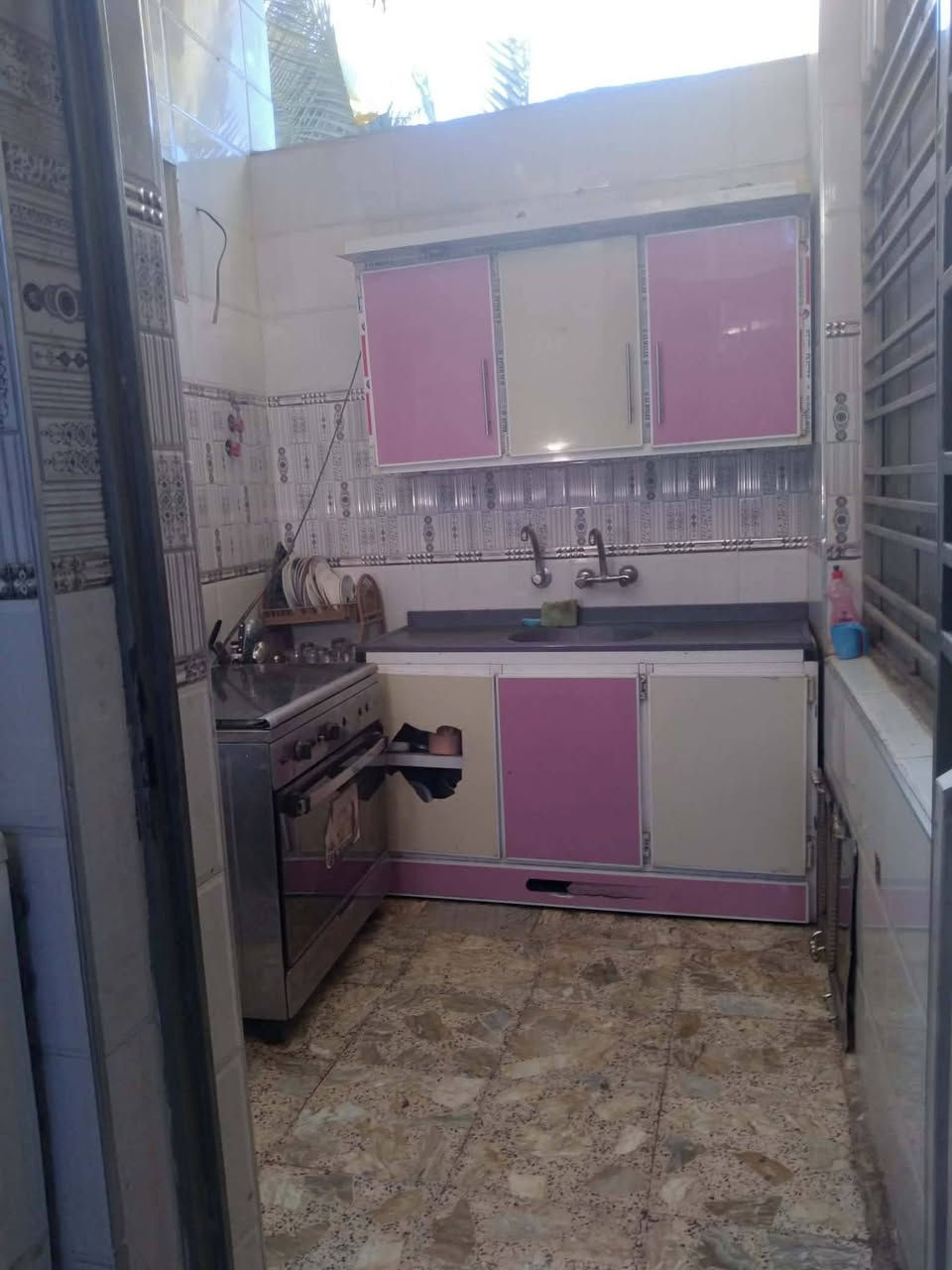 السلام عليكم بيت للبيع طابقين  ١٠٠ م  نهايه فرع صيدليه روح الشفاء قريب للشارع الأخضر الاستقبال ٦ م والصاله ٧ م وغرفه ٥ ومطبخ  وثنين حمامات بالطابق الأرضي والطابق الثاني ٣ غرف كلش كبار بالاضافه لحمام وحولي والبيتونه كبيره وبيها مخزن والسطح شتايكر منظومه غاز دفن  والأبواب والشبابيك والابواب الخشب كله تسكام وبنيان كله درجه اولى ومتعوب عليه نقصه بس كاشي الرايد يتصل  ***********
