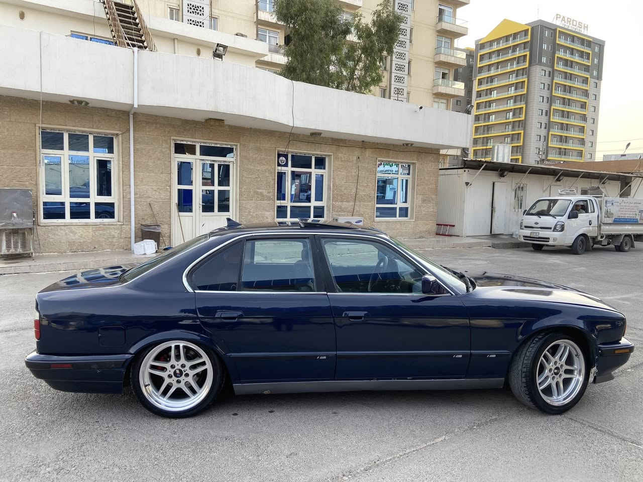 سلاوی خوا لەهەموو لایەک
بیئێ ٥٢٠ کەپس تازە مەکینەی گۆراوە ئەورو پی بۆ بەستراوە چوار تایە و ویلی ئێم سفر خراوەتە سەر تازە سبوخ عام کراوە گێر ئەکسل کلاج عەینە فلاون هەموی تەزە گۆراوە دارو بەردی بەشەرت مۆدیلی ١٩٩٠ هەمو گیانی کراوە بە ٩٥  سەیارەکە بەس ماشەڵائ دەوێ روبە رو جوان ترە ٣٥٠ هەزاریش خرامەی لەسەرە بەناو کردن بەشەرت سەیارەکە هەمو شتی نوێێە هەتا ٢٠٣٠ رەقەمی خاوەنی *********** ئەگەر موشتەری نی سەرمان مە هێ شێنە سعری ٤٨ وەرەقە مەجالەکی برایانەی تێدایە
