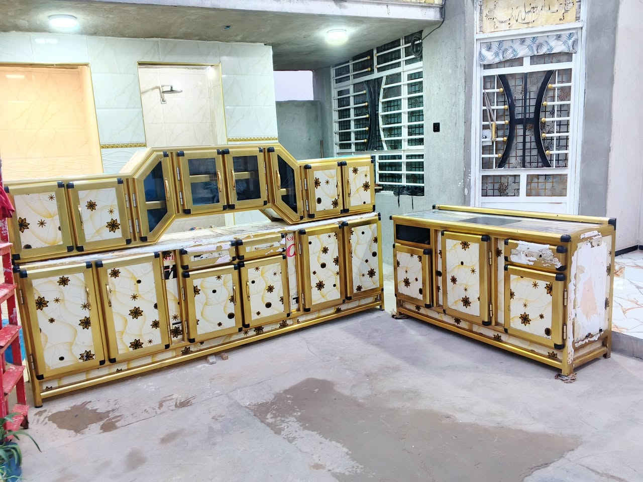 السلام عليكم كاونتر للبيع 3قطع  الطول مترين و80والسنك متر و60 مابيه اي اضرار فقط مجر قطعت السنك مثل ماموضح بل صوره السعر 350 وبيه مجال ***********
