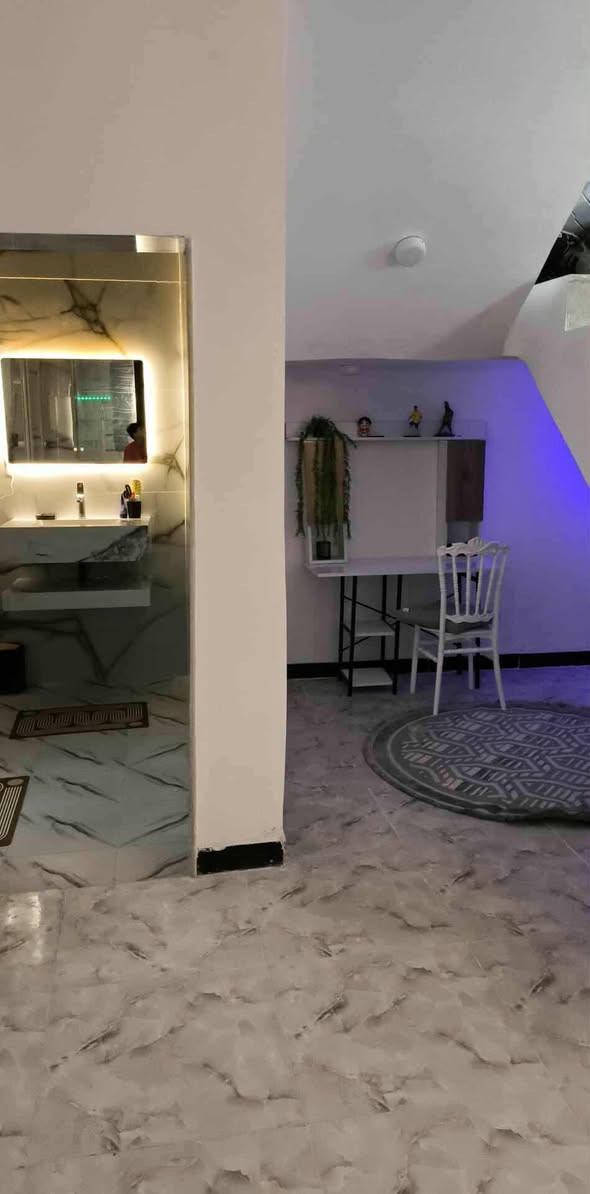 ‏بيت بناءجديد 2025
‏مساحه 200يتكون من
‏غرفتين وصاله ومجموعه صحيحه
‏وحديقه داخليه وشلال
‏مطبخ حار وبارد
‏واستقبال ومدخل
‏وحمام خارجي
‏بناء طابوك كونكريت مسلح
‏يبعد عن شارع الحولي الصخين60متر
‏السعر 120وبي مجال
‏استفسار/***********
    /***********
‏
