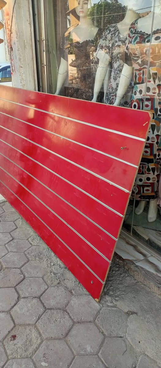 للبيع رفوف العرض الحذيه
ستانات محل كمل من الاحذيه 
***********
