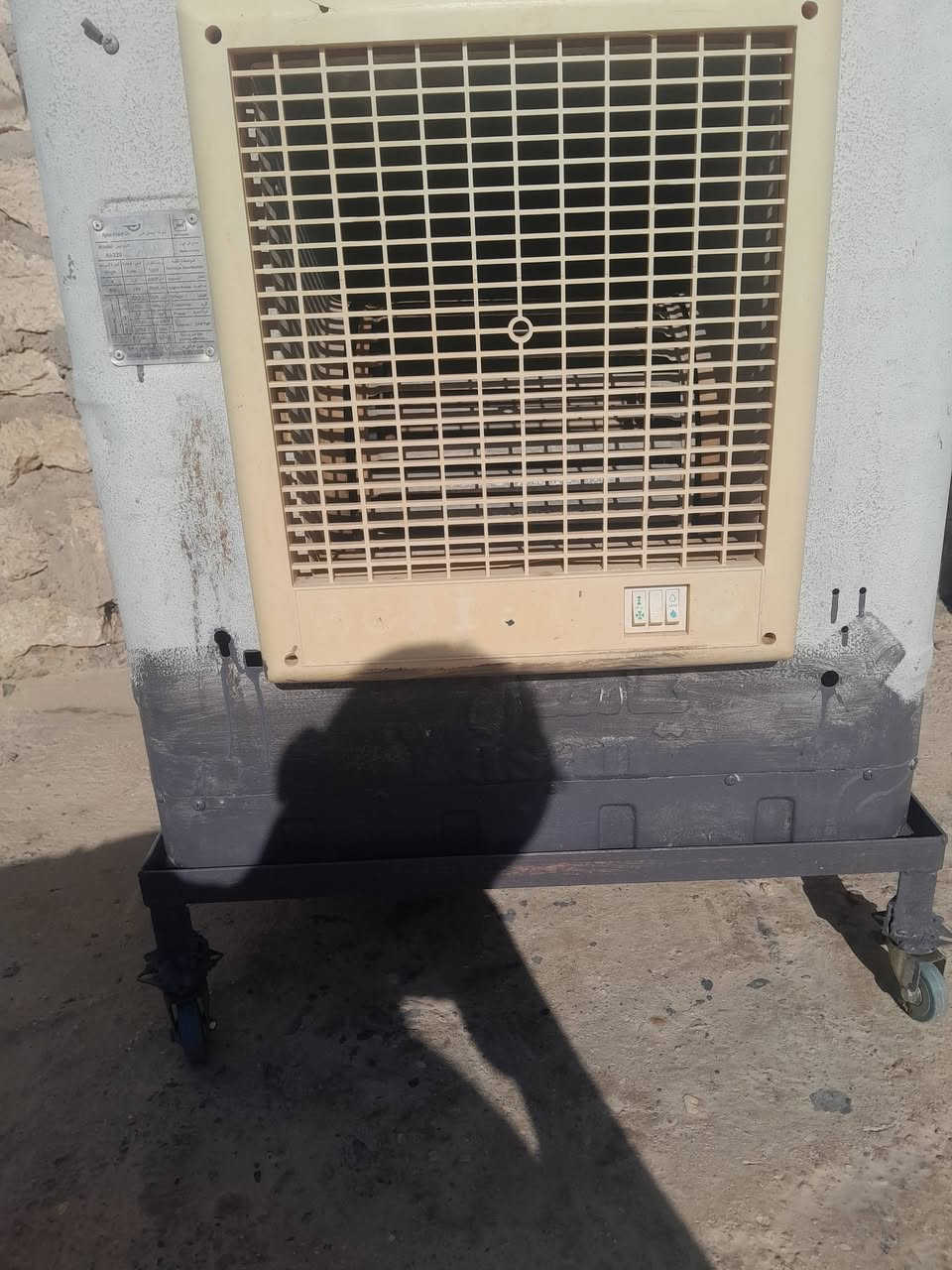 مبردة شغال نظيفة مصبوغة وبيها عربانة جواها  حجم صغير  بيها شغلة تشتغل فر بليد..شبيها ماعرف على وضعها..ب ٥٠ جوة سوك ***********
