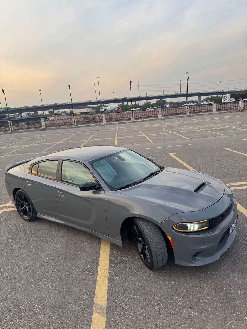 جارجر. 2019 بلاك توب 
لون اسمنتي
العداد: 146mi
رقم أربيل الجديد باسمي  وكاله تحويل حاضر 
المحرك : V6.  3.6L 
سياره تو ويل 
المواصفات عاديه  
شاشه وسط مع نظام ملاحة GPS 
 مقعد السائق كهربائي 
 حساسات مع مانع تصادم خلفي . 
 تشغيل عن بعد 
 ستيرن كهربائي 
 محدد سرعة 
 تلفون بلوتوث 
 كاميرا خلفية 
 مرايا متحسسة للاضاءة العالية 
صور الحادث والسونار بلمنشور 
بجم وضهر كبس بدون ايرباك 
كير محرك كفاله 

للتواصل*********** يوجد واتس 

السعر 185 $$$$
بيهة مجال حق الجية والعملة بغداد, العراق
