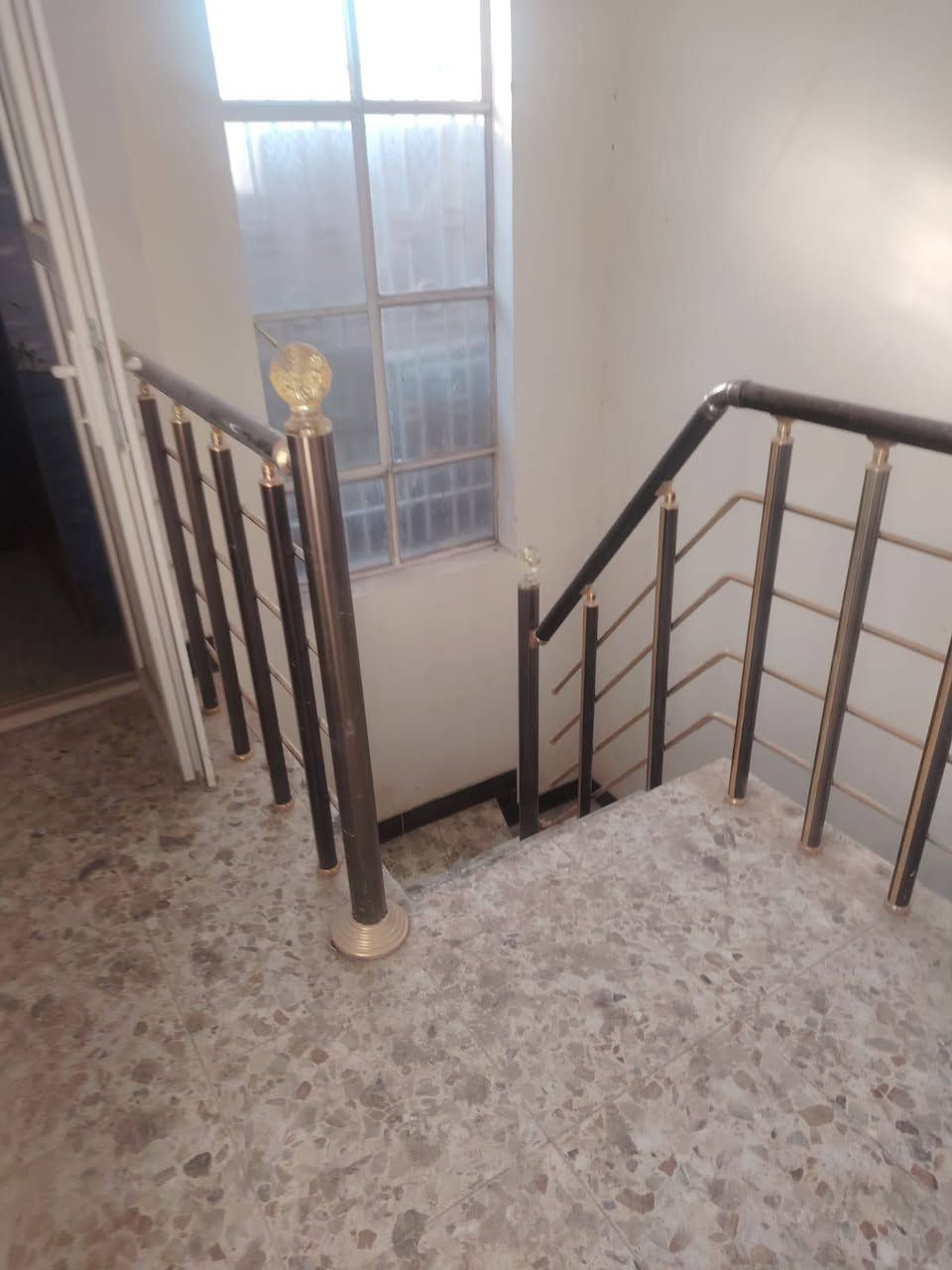 سلام عليكم دار للايجار حي الوفاء مساحه 50 متر جديد طابقين  غرفتين صاله مطبخ    سعر  300 الف.         ***********
