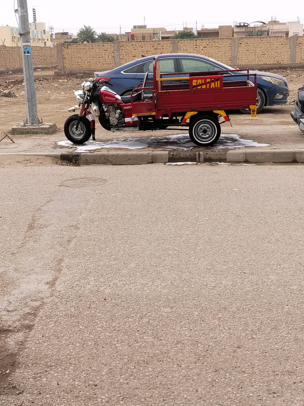 ستوتة حوض حمراء من نوع سلطان، بمحرك سعة 150CC، في حالة ممتازة. مناسبة للنقل داخل المدينة وتوفير حلول مريحة ورخيصة. تم تنظيفها وجاهزة للاستعمال الفوري.