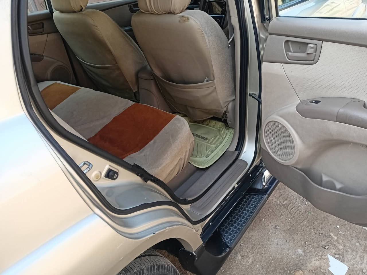 سبورتج ٢٠٠٩ خليجي محرك ٢٠٠٠ دوش لون ذهبي رقم بغداد الماني دواخلها بيجي  السيارة بيها  جراد  (( تبريد تدفئة سنتر شغال شاشة وكامرة خلفية   لايت زنون شمسي  بوجكترات شغالة)) كير محرك كفالة  بدون نواقص باسمي تحويل ثاني يوم بيها باب السائق مصبوغة بسبب طعجة مع التكمة الفوق باب السائق والتكمة المقابيلها النازلة من القمارة البنيد فصار بيهن معجون قليل فقط وصبغ  @@ وتم رش صفحة السائق بالكامل مع البنيد ((بدون حادث نؤكد بدون حادث ))كما موضح بالسونار مكانها مركز مدينة الكوت السعر ١٠٥$ وبيها مجال بسيط للاستفسار
***********
