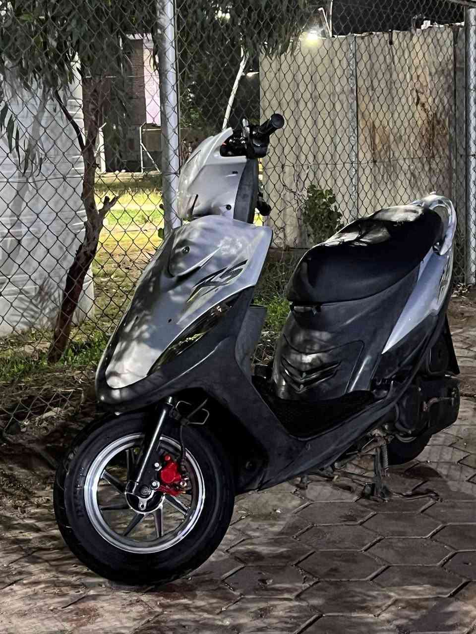 السلام عليكم دراجه للبيع ماكس عدله  دراجه انكطم البلك وفتحنه بس الكور طلعنه البلك فقط دراجه كامله مكمله كله ختم واحد شغاله من لايت الى البك لايت سعر ٧٥٠ وبيه مجال ناصريه حي الشهداء رقم ***********
