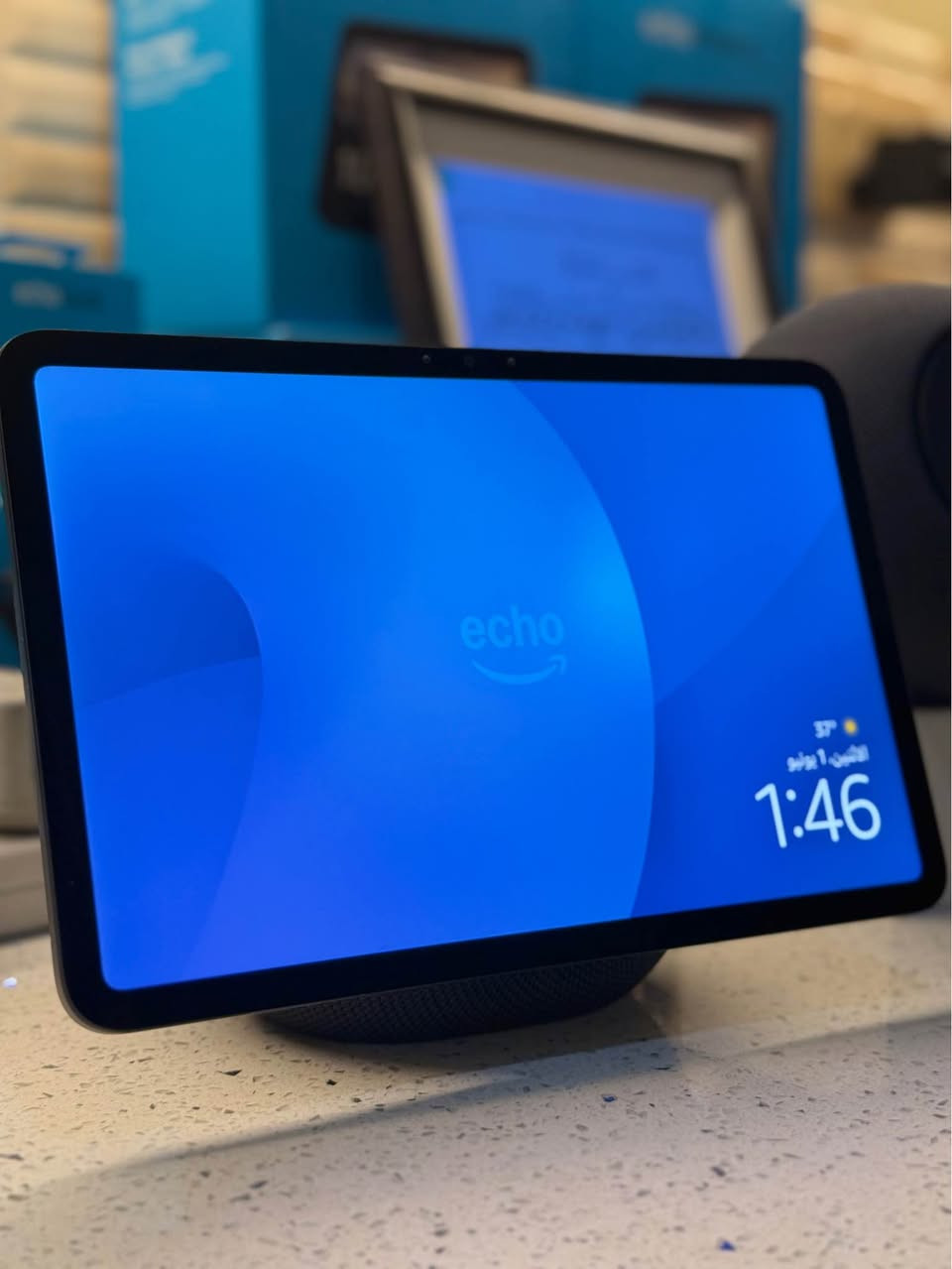 Amazon Echo Show 11

شاشة سينمائية: شاشة لمس مقاس 11 بوصة بدقة Full HD، أكبر من الموديلات السابقة، واضحة وممتازة لمشاهدة الفيديوهات ووصفات الطبخ ومتابعة يومك.

صوت محيطي قوي: تقنية صوت ثلاثية الأبعاد (Spatial Audio) مع مكبرات صوت ومضخم صوت (Woofer 2.8 بوصة) تعطيك صوت نقي وباس (Bass) مضاعف وقوي.

سرعة خارقة: يعمل بمعالج AZ3 Pro المتطور، ليكون استجابة أليكسا سريعة وفورية للأوامر.

كاميرا ذكية : كاميرا بدقة 13 ميجابكسل لمكالمات الفيديو.

ذكاء يفهم وجودك: يتعرف على وجهك (Visual ID) ليعرض لك جدولك الخاص فور اقترابك، ويحتوي على مستشعرات للحرارة والحركة لتشغيل أجهزة البيت تلقائياً بمجرد دخولك الغرفة.

متحكم بالبيت الذكي (Smart Hub): يدعم أنظمة Matter, Thread, و Zigbee، يعني يربط ويتحكم بكل أجهزة بيتك (إضاءة، كاميرات، تكييف) مباشرة وبدون قطع إضافية.

📊 جدول المواصفات الفنية:

الشاشة: 11 بوصة، بدقة 1920x1200 (Full HD) تدعم اللمس.

المعالج: Amazon AZ3 Pro المخصص للذكاء الاصطناعي.

الكاميرا: 13 ميجابكسل ذكية بزاوية واسعة تتتبع حركتك رقمياً وتجعل صوتك واضحاً بعزل الضوضاء مع امكانية القفل للخصوصية.

الصوت: صوت محيطي، مضخم صوت 2.8 إنش، وضعف قوة الباس.

الشبكات: يدعم شبكات الواي فاي (Wi-Fi 6E) سريع جداً، بلوتوث، ومستشعرات حرارة وحركة مدمجة.

🔒 الأمان والخصوصية:

بإمكانك قفل الكاميرا والميكروفون بضغطة زر واحدة في أي وقت لضمان خصوصيتك الكاملة. بغداد, العراق


**إذا كنت صاحب هذا الإعلان وتريد حذفه لأي سبب، رجاءا أرسل رسالة إلى الدعم الفني**