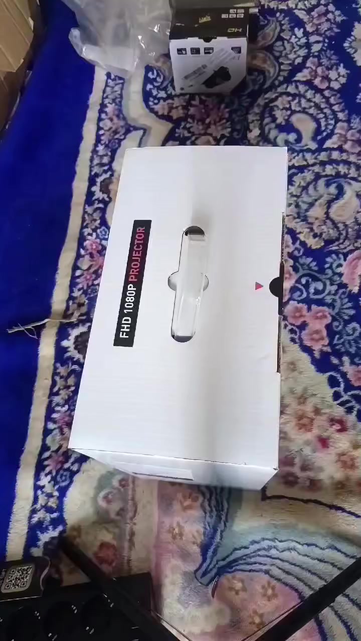 المواصفات التقنية
يتميز هذا الجهاز بمجموعة من المواصفات التي تجعله مناسباً للاستخدام المنزلي والتعليمي:
الدقة: دقة عرض أصلية تبلغ 1920 × 1080 بكسل (Full HD)، مع دعم تشغيل محتوى بدقة 4K.
السطوع: تذكر المصادر مستويات سطوع متفاوتة تتراوح بين 4500 إلى 5300 لومن (ما يعادل تقريباً 380 إلى 530 ANSI لومن).
تقنية العرض: يستخدم شاشة LCD TFT مقاس 5 بوصات مع مصدر إضاءة LED يصل عمره الافتراضي إلى 50,000 ساعة أو أكثر.
التباين: نسبة تباين تبلغ 4000:1 لتوفير تفاصيل واضحة في الصورة.
حجم العرض: يمكنه عرض صورة بحجم يتراوح بين 40 و150 بوصة، ويمكن أن يصل في ظروف معينة إلى 300 بوصة.
الميزات الإضافية
الاتصال: يدعم الاتصال اللاسلكي عبر Wi-Fi و Bluetooth، ويحتوي على مداخل HDMI و USB.
نظام التشغيل: يعمل ببعض الإصدارات بنظام Android 9.0، مما يجعله جهازاً ذكياً قادراً على تشغيل التطبيقات مباشرة.
التحكم: يتضمن ميزات مثل التركيز اليدوي وتصحيح الانحراف الرقمي (Keystone Correction) لضبط استقامة الصورة.
للاستفسار على الواتساب ***********
يوجد توصيل سعر التوصيل ٥الاف لجميع أنحاء العراق
