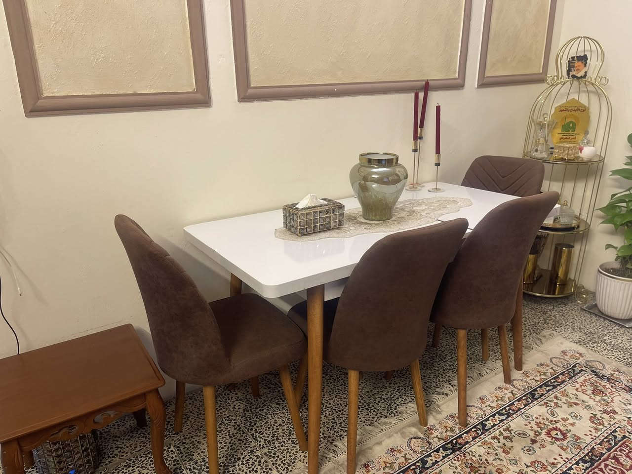 ميز مع كراسي وتخم قنفات مع طبلات ووسطيه نظيفات السعر 550 الف *********** بغداد
