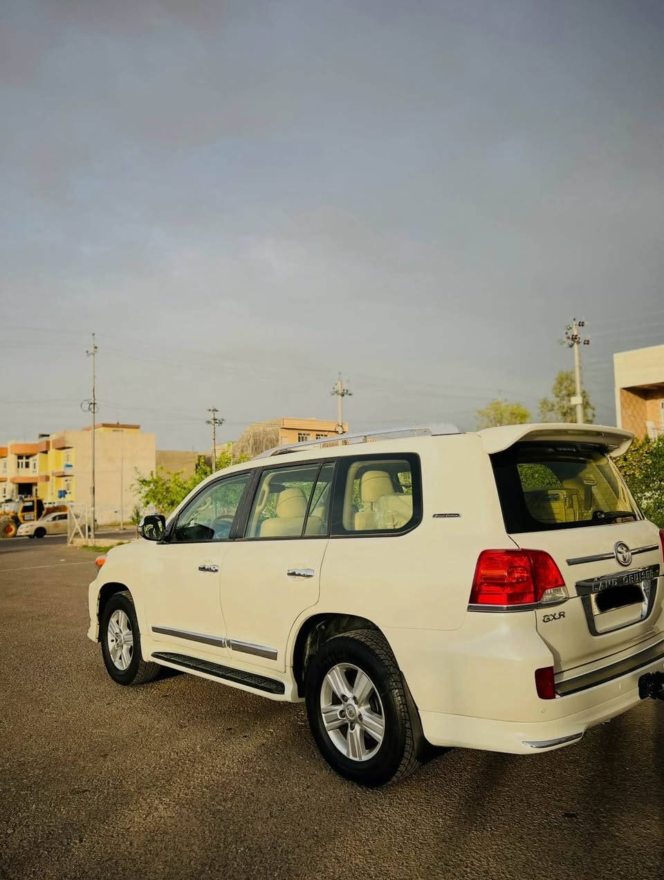 تۆیۆتا لاند کروزر (وەنەوشە) 2015 GXR فول مواسەفات شەش پستۆن سلاید ، سلاجە ، لایت زینۆن ، سێ مقعد و تەبرید مرکزی ، چاملغ و کەمێک دەعامی بۆیاخە بستەک سنوقی تعدیل و ڕسمی سۆنەرەکەم دانایە و گێڕ و مەکینە و هەمووشته بە شەرت 98 هەزار ڕۆیشتوە و نرخی 400$ ە . 
*********** أربيل, العراق
