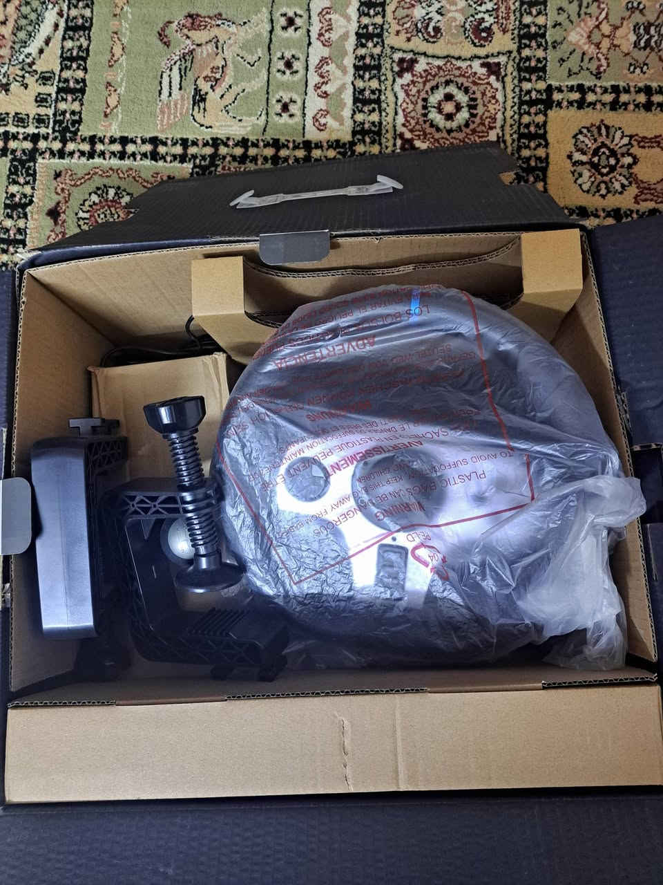 السلام عليكم عندي دركسون ( ستيرن ) للبيع نظيف جدا اخو الجديد يعمل على جميع الاجهزة ما عدا البلي 5 كما موضح بالصور .. آدمن بدون زحمة عليك وافق 
السعر على الخاص للتواصل واتساب 
***********
