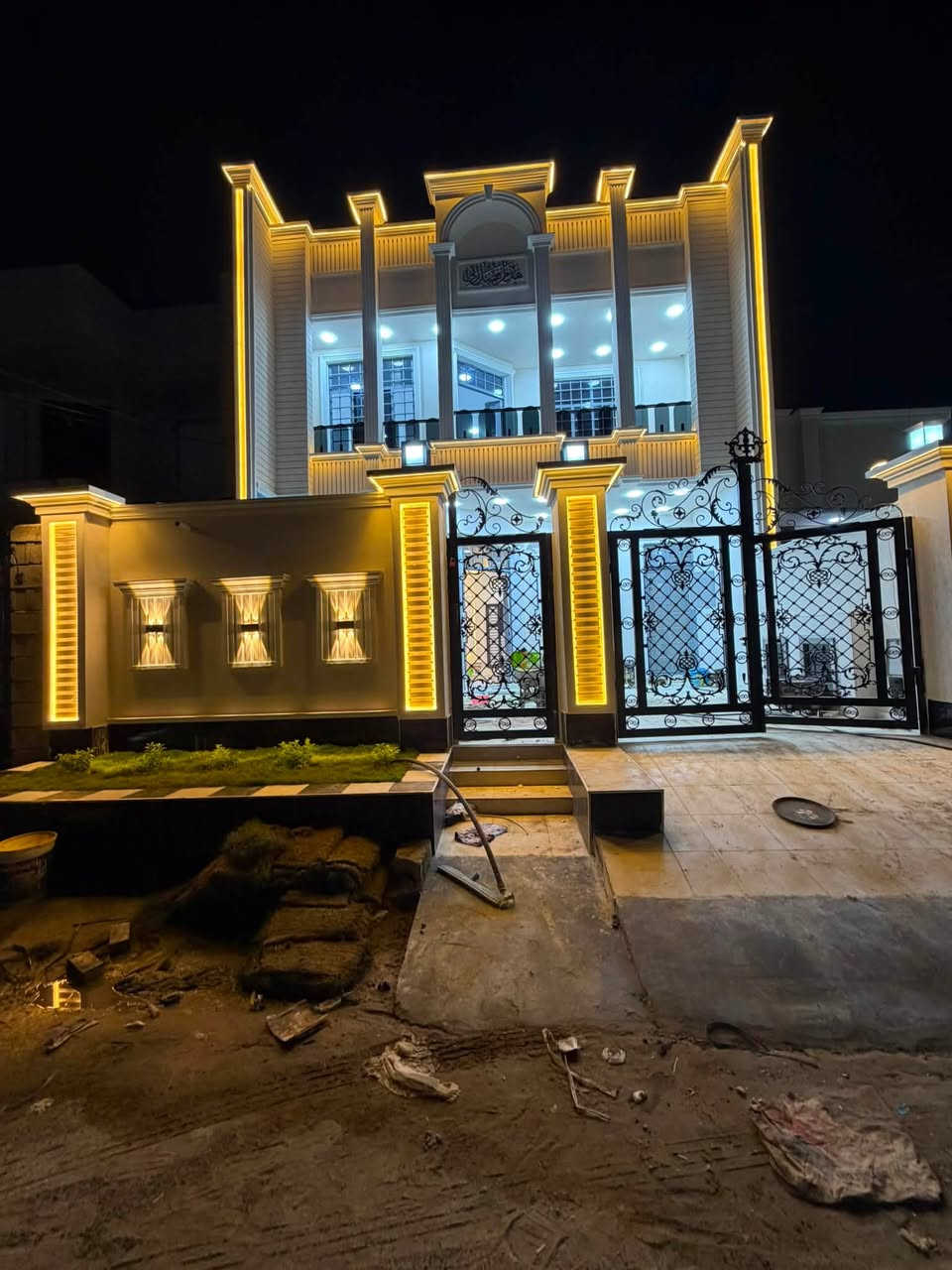 علا بركه الله دار للبيع بناء ٢٠٢٦ زيرو ممسكون منطقه امً الاعضان يتكون من كراج حديقه داخليه واخارجيه نافوره جزامات مطبخ حار بارد ستقبال صالة ٣ مجموعات صحيه 5غرف نوم نضام كامرات البيت جاهز من كل النواحي ملاحضه البيت جص وبورك مجهز من خزانات ماء وكيزرات ماطور ماء مصبوغ برايمر خارجي  مانع رطوبه للاستفسار التصال ***********
