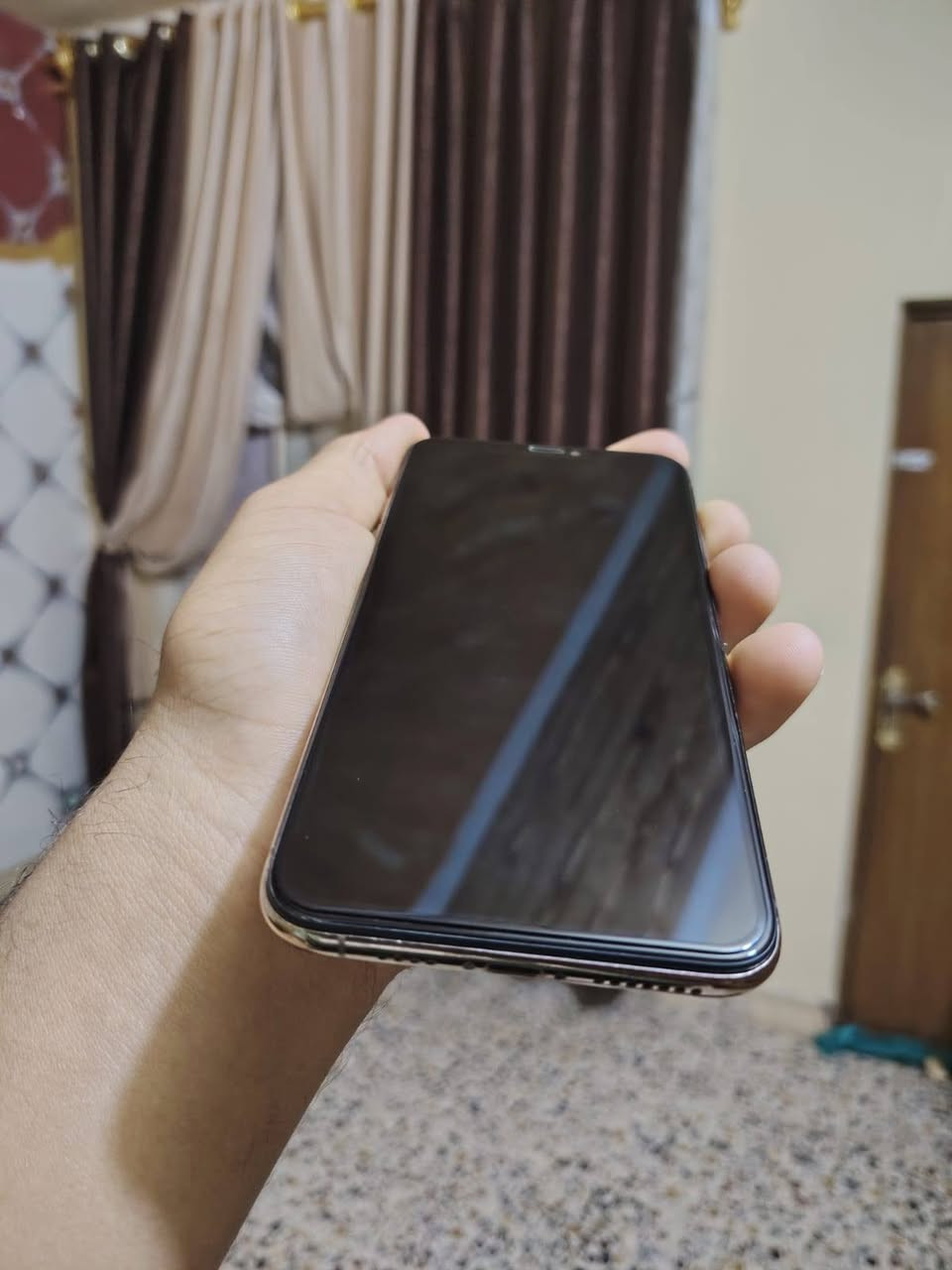 ايفون XS MAXاكس ماكس
لون ذهبي لون مميز 
ذاكرة 256
بطاريه 99مبدله الشحن انساه 
فيس ايدي واكف بلتحديث 
الكاميرا السيلفي واكفه تصليحها ميكلف
الضهر بي فطر بسيط
جهاز نضيف 
وياه كفر 🎁
للبيع او مراوس حسب القناعه 
***********
