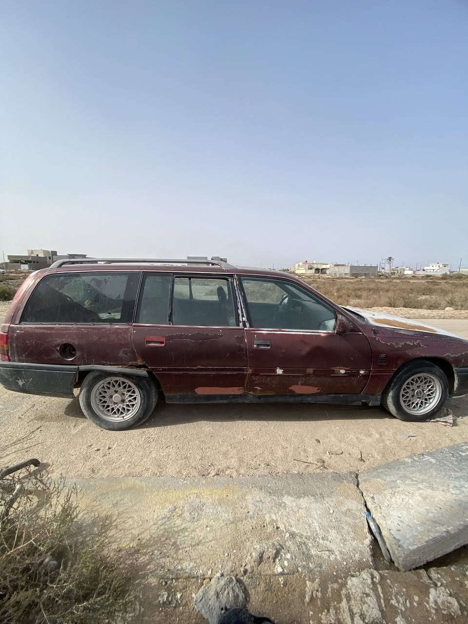 السلام عليكم اوبل اوميكا للبيع سياره حلوه ومكينه جديده كير عادي  رقم نجف الماني سعرها مليون دينار عراقي الشراي يتصل *********** مكانها البصره
