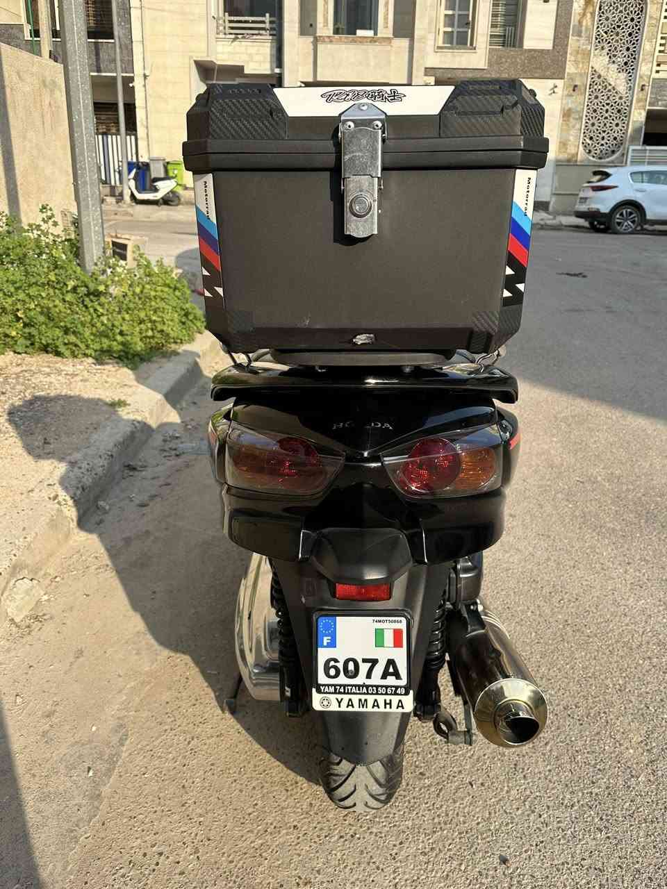 السلام عليكم 

فورزة 0.10 كفالة الدراجة مكينة وكير وكلشي 

4 تحويلات 7 كير 
بيهة غراض تزويد هواية 
1مصدات هوائية 
2مري عكرب اصلية مضلله 
3سماعات امبثري صوتهن حلو 
4قاعدة موبايل اصلية 
5صالنصة موراك اصلية من الخارج بيهة 
6عنابير بريكات سلفر ونج حجم كبير 
7 نيكل للمكينة 
8قاعدة كلاصات اصلية 
9جنطة سفر مرتبة كلش 
10تجوات الراكب الخلفي نيكل 
11الدراجة abs بريك بالمكان شحطة ميشحط التاير 
12اربع منافذ شحن يوسبي 
منضومة زنون نهار الشارع كدامك يصير 

الدراجة ماشية 68 الف بصمتين جاهزات وحتى باتريهن مبدل جديد 
وادامة كاملة للدراجة قبل السفر بيهة 
ترايك ما اكلك وين حط بانزين واطلع وين متريد  
اكلفلك سرقة وعشاير بيهة شوية ملاحضات بالكفر وممبينات كلش الدراجة كلة محسن ودهن امزويل وادامة وكت بوكتة يعني تاخذ جاهز تايرات بالجيس تركب وتطلع استادي ما اتعبك 
الدراجة معروضة ب16 وبيهة مجال للشراي 
***********
بالعيد رحت للشمال وجيت دهن ما جيكت ولا فتحت شي بيهة تروح وتجي مغمض  الله يكتبهة لصاحب النصيب 🤍
