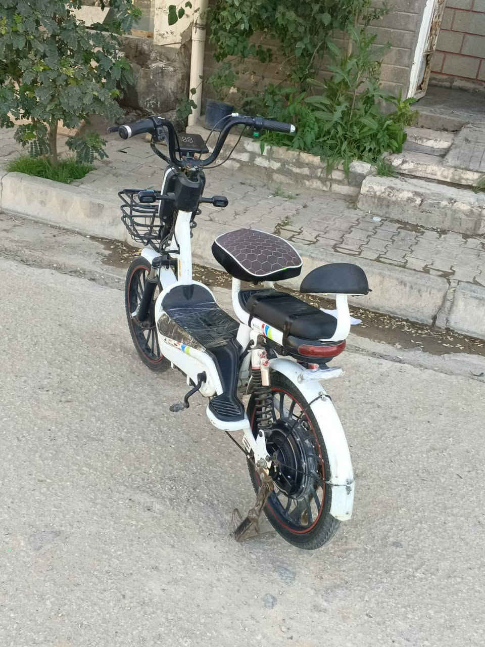 السلام عليكم باسكل شحن  للبيع   لباسكل حجم 20  نظيف على الفحص اي نقص ما بيها شغاله خمس بطاريات نضيفات  سعرها250 وبيها مجال للشراي الشرايه مراسله الصفحه  او التصال على الرقم عنوان كربلاء  حي العسكري قرب سوق العابد  ***********
