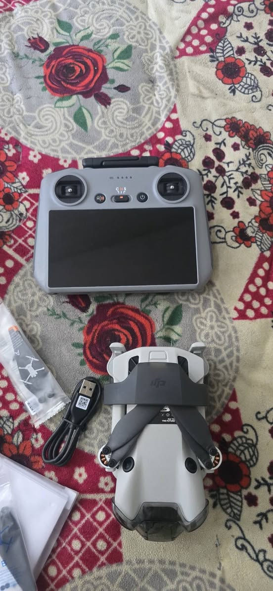 عندي قطعه ميني 4 برو كومبو كلش نضيفه لتواصل***********
