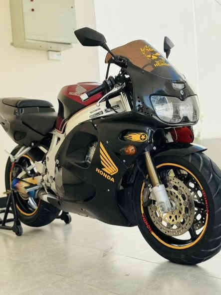 السلام عليكم
CBR 919 هوندا

السرعه 300

الموديل 2005

اوراق كامله مع كمرك كامل يعني بس تروح ترقم 

الدراجه جديده جديده

محرك مكفول

عقل مبرمج طلقات

باتري جديد

كهربائيات كامله

عليها اكزوز من ارفخم الاكزوزات. SC

منضومه زينون اماميه

تخم اشاير ابو اللد

عدادات كلها شغاله

زوج تايرات جدد

بريكات امامي خلفي مضبوط

بلكات NGK تخم

مري بلاديه كاربون فايبر جدد

الشراي يجي خاص انطيهه السعر 
مكانها الانبار 

رقم التلفون *********** متواجد واتساب
