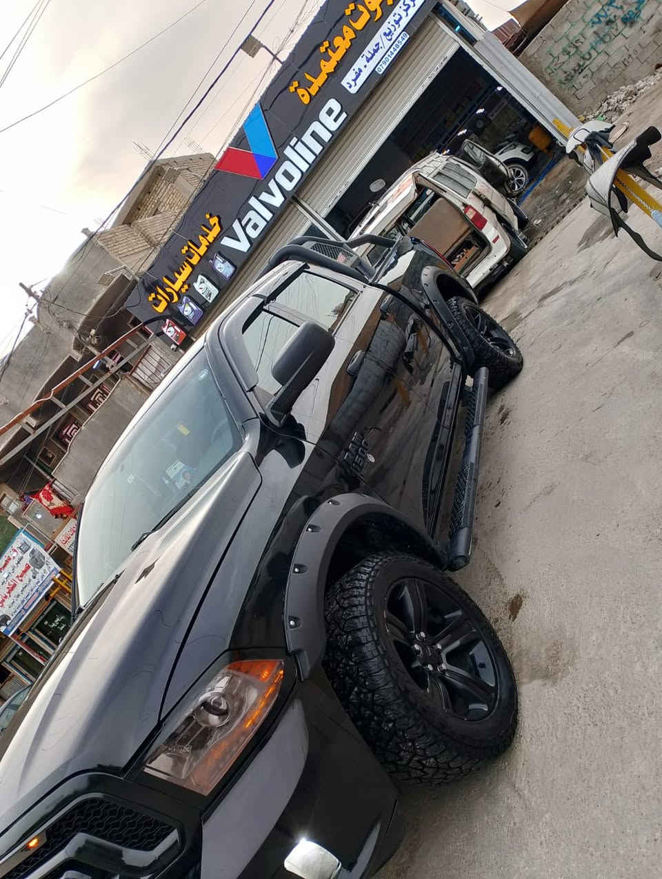 السلام عليكم
اقره تفاصيله كامله اله تتصل 
دوج رام 2023  V6 رقم اربيل الدولي 
هزه وسنويه وارقام جدد تحويل او وكاله
باب طويل بدي قصير المرغوب
ماشيه 50 ألف سياره بعدها كله ع وضع شركه 
مكينه 6 سلندر 3600 اقتصاديه 

السيارة حادثه صفحه يمنه بدون شواصي نهائيا ولا تكم ولا دواخل 
ايرباك برده فقط 
ابيع سياره مصبوغه حزام بس هيه مو حزام 
تكم قماره شواصي دواخل مكفولات 
المواصفات 
شاشه تيسلا وكامره خلفيه وحساسات 
كشنات جلد احمر وكهرباء 
تايرات جبليه اصليه وسبيسرات ونفخات جاملغ 
محجر وغطاء بدي 
دوسات بلاديه 
لايت زنون 
كير ومكينه وصدر وتبريد ع وضع شركه 
بدون اي نقص سياره جاهزه 
مكانه بغداد الكرخ 
السعر 195
***********
