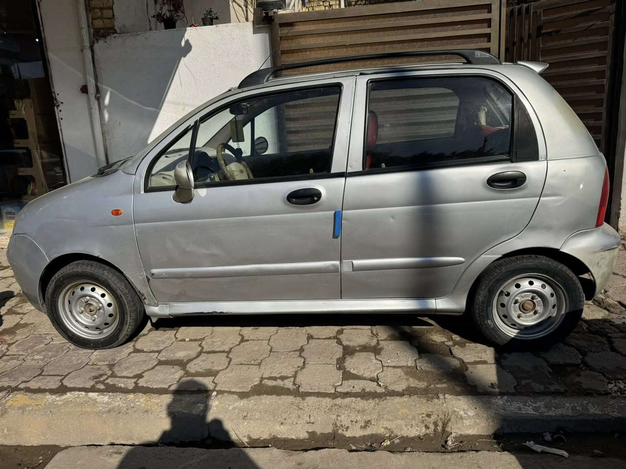 سلام عليكم
كيو كيو ٢٠١٢  سلفر 
السياره خير من الله مكينه وكير وتبريد وتدفئه وكل كهرباىيات شغاله بدون نقص ابد وبدون خياسات رقم بغداد مميز مكان سنويه ورقم جديد 
بيها طخه خفيفه باب السائق فقط 
السياره كوت 
***********
معروضه ٢٩ وبيها مجال للشراي
