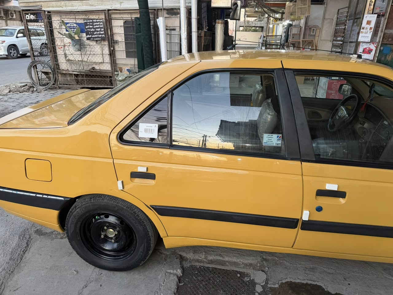 السلام عليكم بيجو لميس 2015
مكفوله من الضربه بيه بارد وصبغ دوسات السياره بسمي تحويل ثاني يوم *********** السعر 53وبيه مجال بسيط
