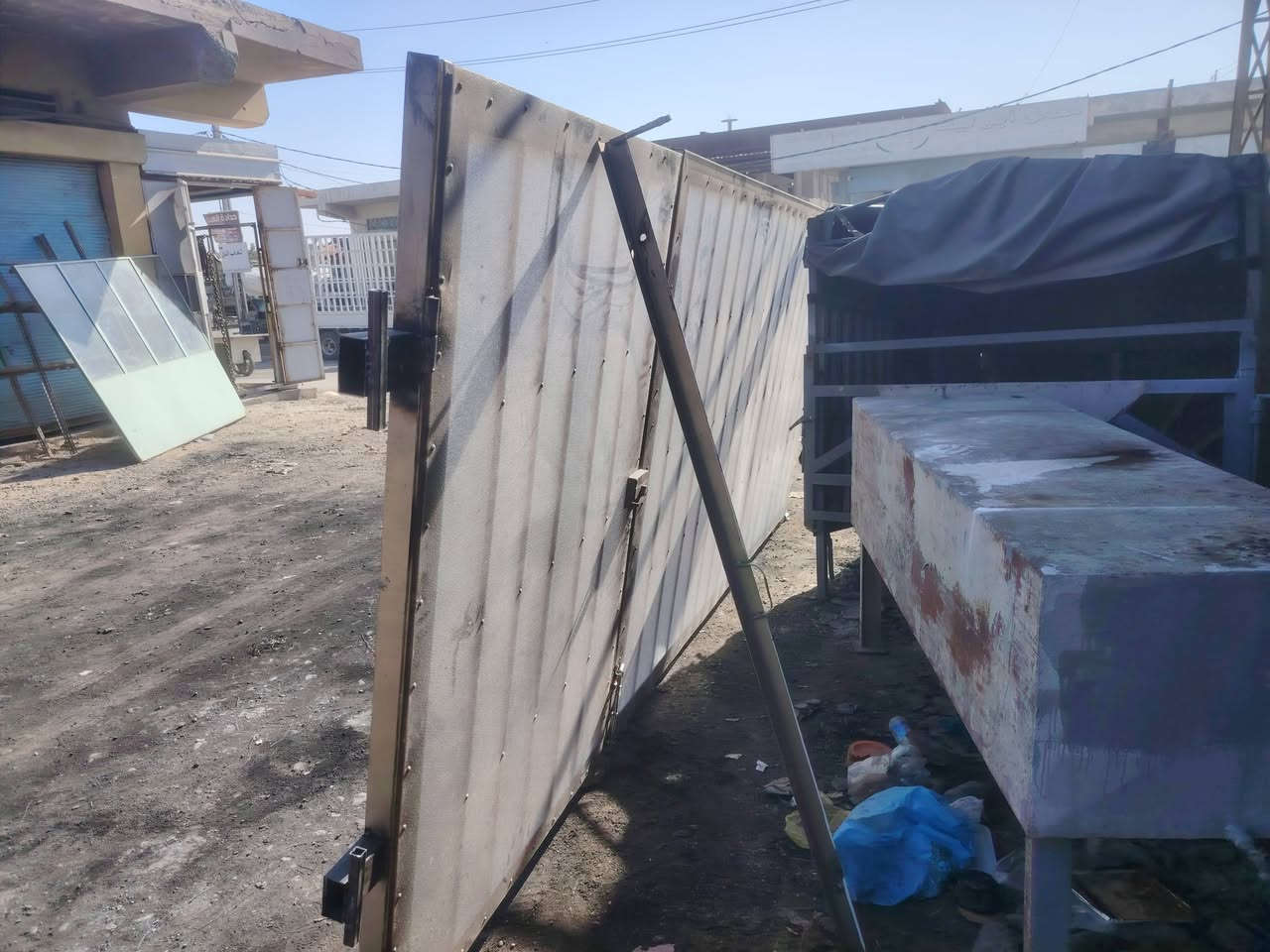 باب سلايت للبيع
طول 4متر وربع  مع ملحقاته كامله 
ضهر كابون زجاجي سكه جنل +شيش
مكان فلوجه حي صناعي 
***********
